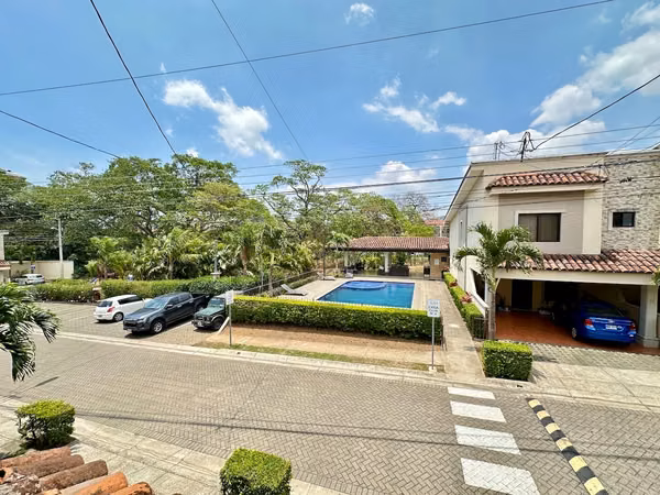 Santa Ana Hills, muy linda-amplia-fina, 3 hab, 2.5 baños, s-TV, full A/C, patio, coch-4, ubicacion.