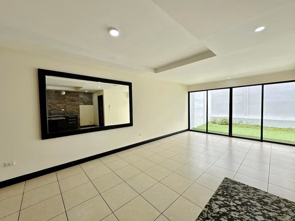 Santa Ana Hills, muy linda-amplia-fina, 3 hab, 2.5 baños, s-TV, full A/C, patio, coch-4, ubicacion.
