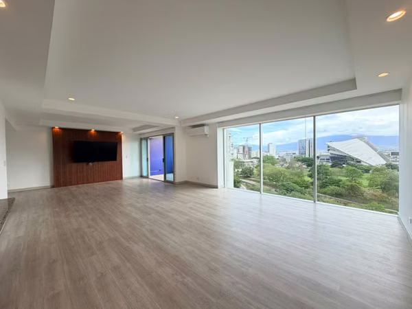 BEAUTIFUL APARTMENT IN SAVANNAH OAK WITH WHITE LINE AND / OR