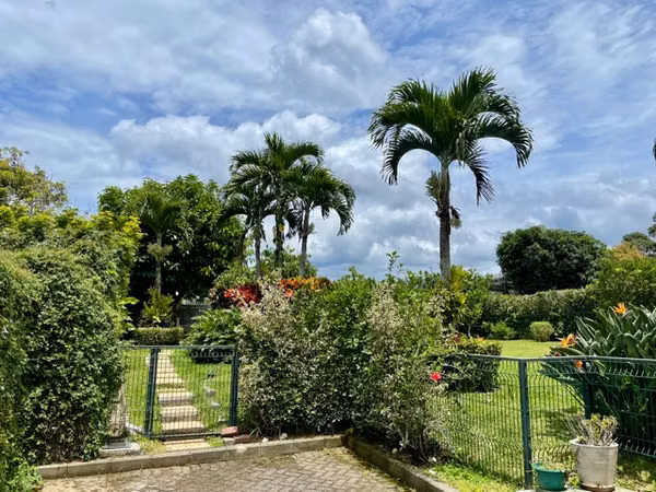 SE VENDE  CASA   CONDOMINIO VISTAS DE SANTA BARBARA 1318 M2 TERRENO