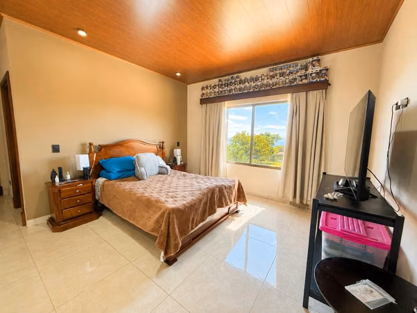 Mountain House in Fraijanes / Condominio el Retiro.