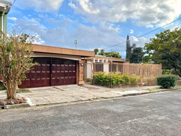 Casa en Urbanización Montealegre, Zapote/ Yoses Sur