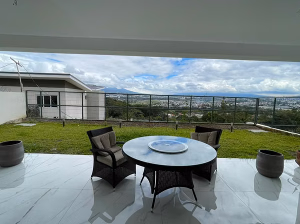Alquiler de Exclusivo casa en Guachipelin, Escazu, 4 parqueos, vistas panorámicas