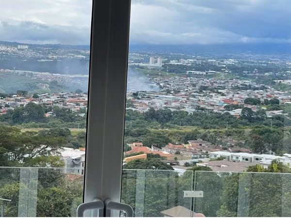Alquiler de Exclusivo casa en Guachipelin, Escazu, 4 parqueos, vistas panorámicas