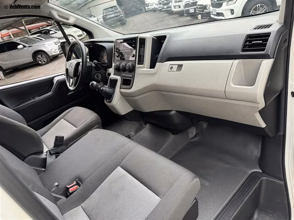 TOYOTA HIACE 2023 MANUAL DIESEL BLANCO