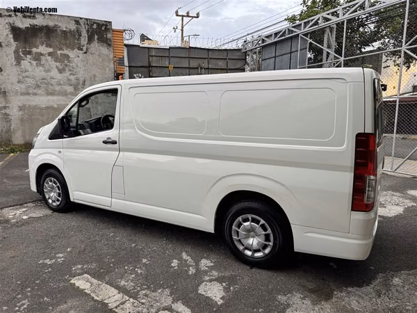 TOYOTA HIACE 2023 MANUAL DIESEL BLANCO