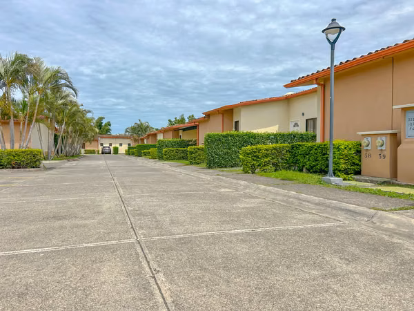 SE VENDE Terrazas del Oeste En calle sin salida contiguo a Vivero