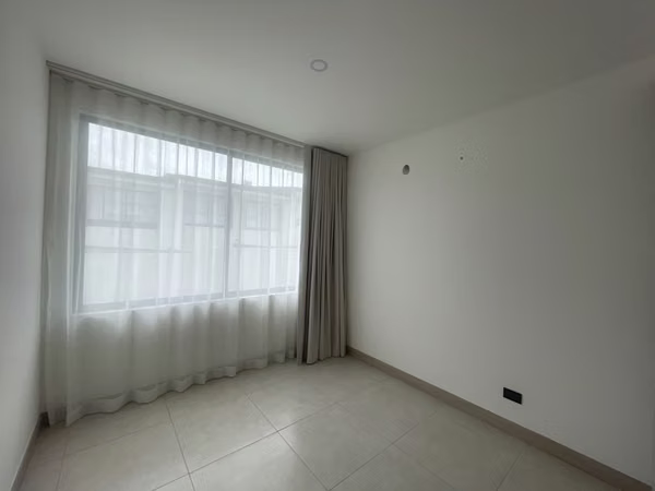 Elegante casa contemporáneo , en Condominio Lindora Village .