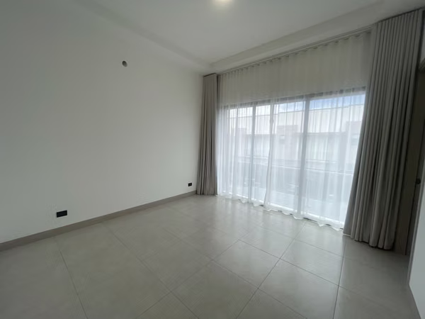 Elegante casa contemporáneo , en Condominio Lindora Village .