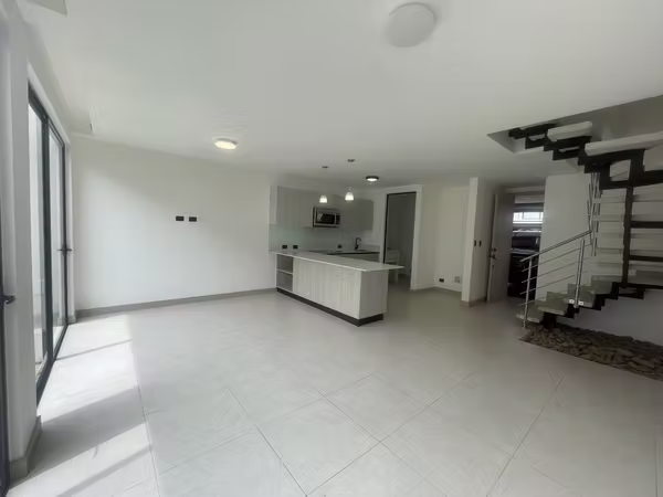 Elegante casa contemporáneo , en Condominio Lindora Village .