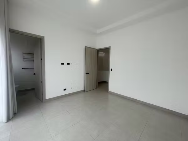 Elegante casa contemporáneo , en Condominio Lindora Village .