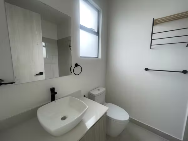 Elegante casa contemporáneo , en Condominio Lindora Village .