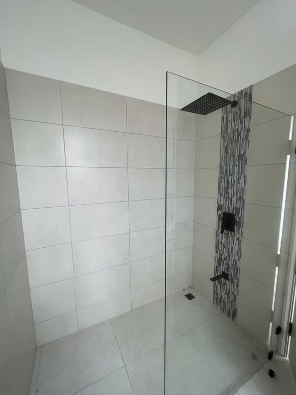 Elegante casa contemporáneo , en Condominio Lindora Village .
