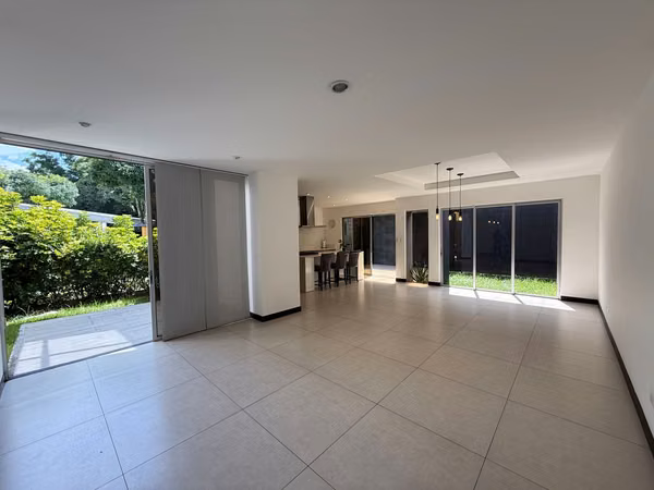 VENTA DE CASA EN CONDOMINIO ORO REAL MODERNA