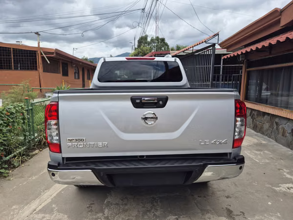 Nissan frontier np300 LE