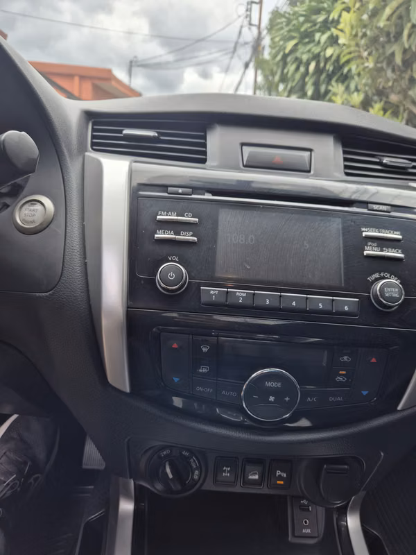 Nissan frontier np300 LE