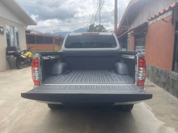 Nissan frontier np300 LE