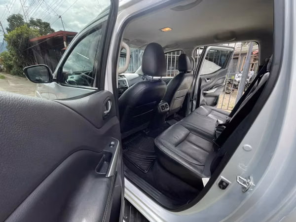 Nissan frontier np300 LE