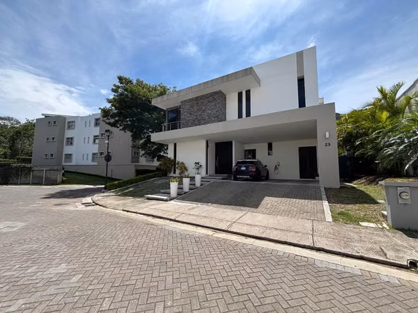 Se vende casa contemporánea en Bosques de Carao, Pozos