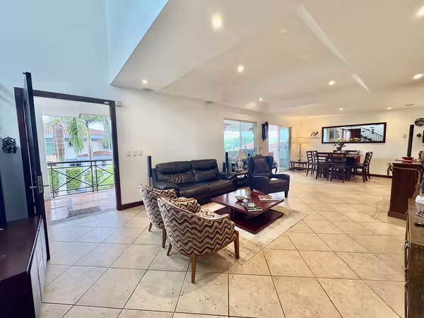 GUACHIPELIN ESCAZU! CASA ESTILO MEDITERRANEO  4 HAB + SERVICIO Y PISCINA PRIVADA