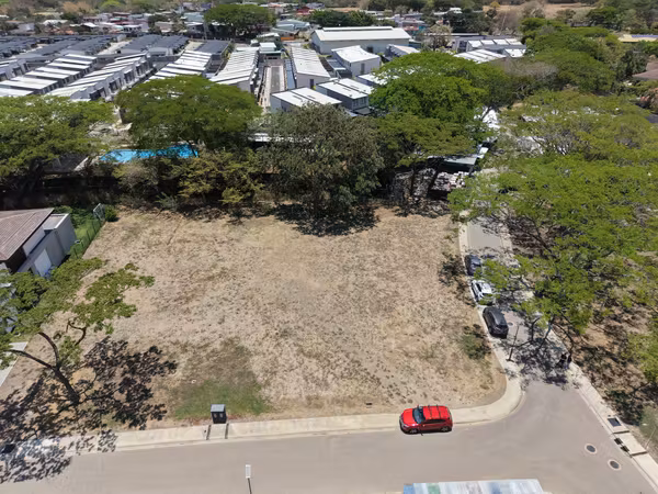 Lot for sale in Santa Ana. Corner lot in Latitud Lindora condominium.
