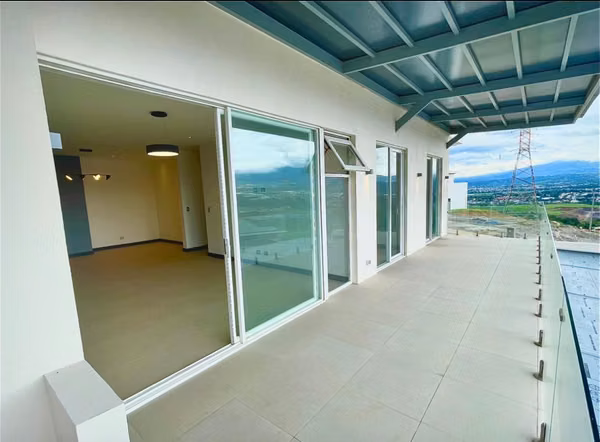 Apartamento con Terraza Privada y Vista Panorámica en Guachipelín Escazú