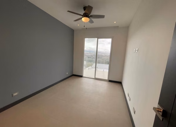 Apartamento con Terraza Privada y Vista Panorámica en Guachipelín Escazú
