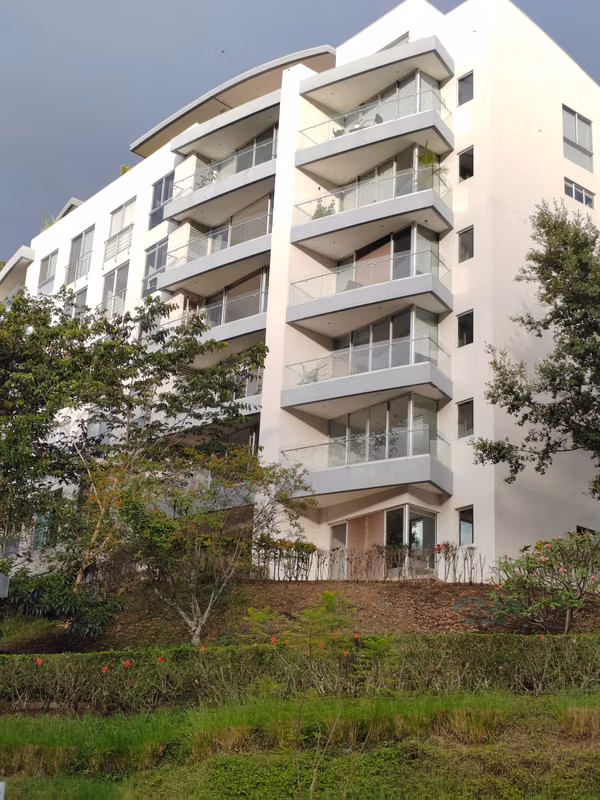 Alquiler de apartamento moderno, amoblado, grande, vista, $2.500