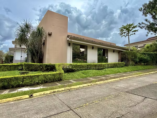 Elegance, location and family life in perfect harmony. House in Santa Ana