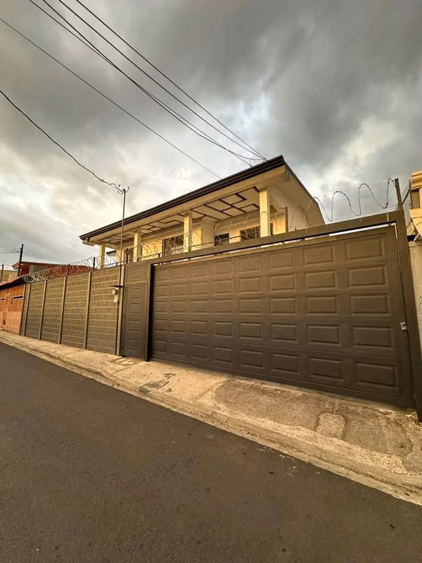 Se Vende Casa de Dos Plantas, Desamparados, Alajuela