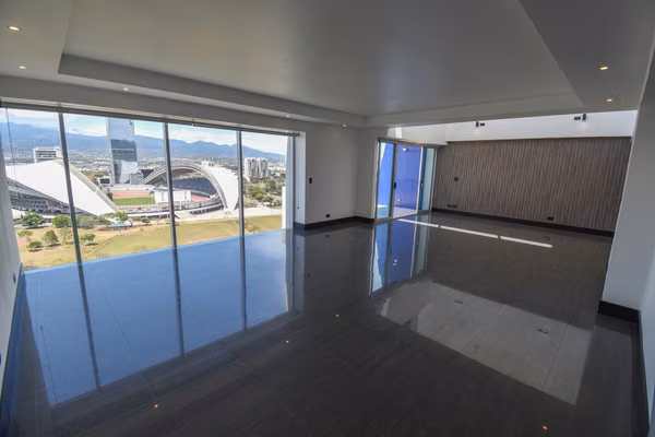 ALQUILER DE AMPLIO APARTAMENTO EN LA SABANA, SAN JOSE.