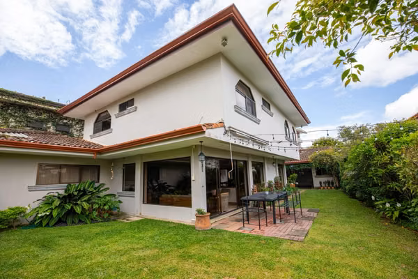Sale of spectacular 2-level house in exclusive condo in Curridabat