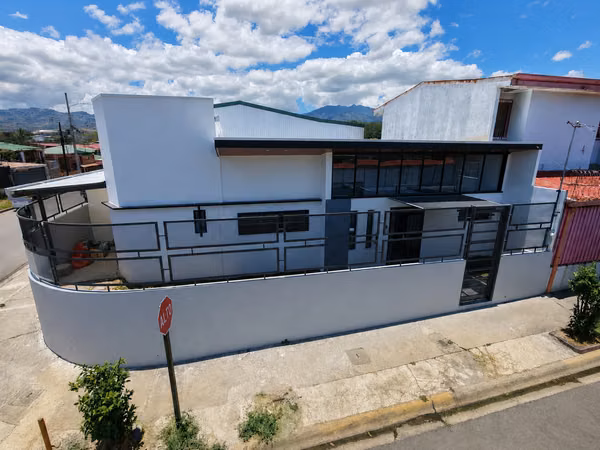 Se vende casa remodelada 100% con apartamento en Desamparados centro P.P