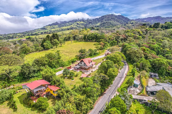 Encantadora Propiedad en Rancho Redondo – Amplios Espacios y Vistas Panorámicas SSD