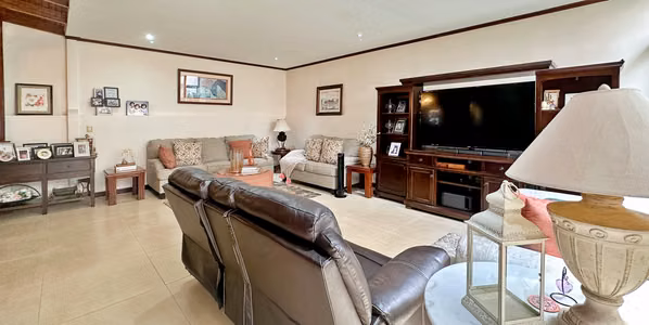 Venta casa familiar de 2 niveles con oficina y jardín, Sanchez. (CT)