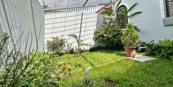 Venta casa familiar de 2 niveles con oficina y jardín, Sanchez. (CT)