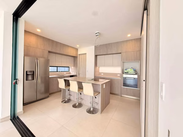 Venta de Exclusiva Casa de Dos Plantas en Condominio de Lindora | Amplios Espacios y Amenidades