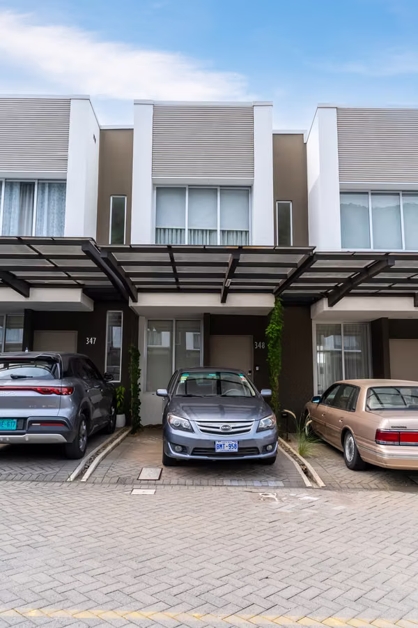 Beautiful house in condo Views of Santa Ana