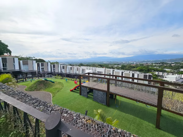 Bella casa en condominio Vistas de Santa Ana