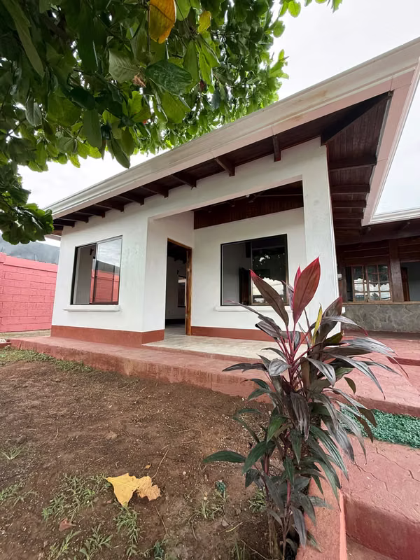 Casa en Venta en el Corazón de Orotina – Excelente Oportunidad de Inversión