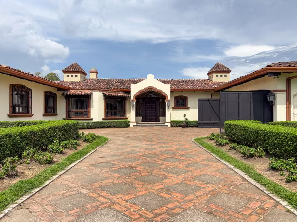 RENT COLONIAL STYLE LUXURY HOUSE OF ONE FLOOR IN PINARES DE CURRIDABAT - WITH GARDEN