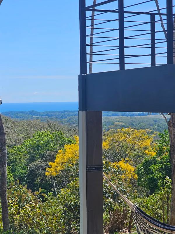 Parrita, Casa con vistas panorámicas al océano y piscina infinita.