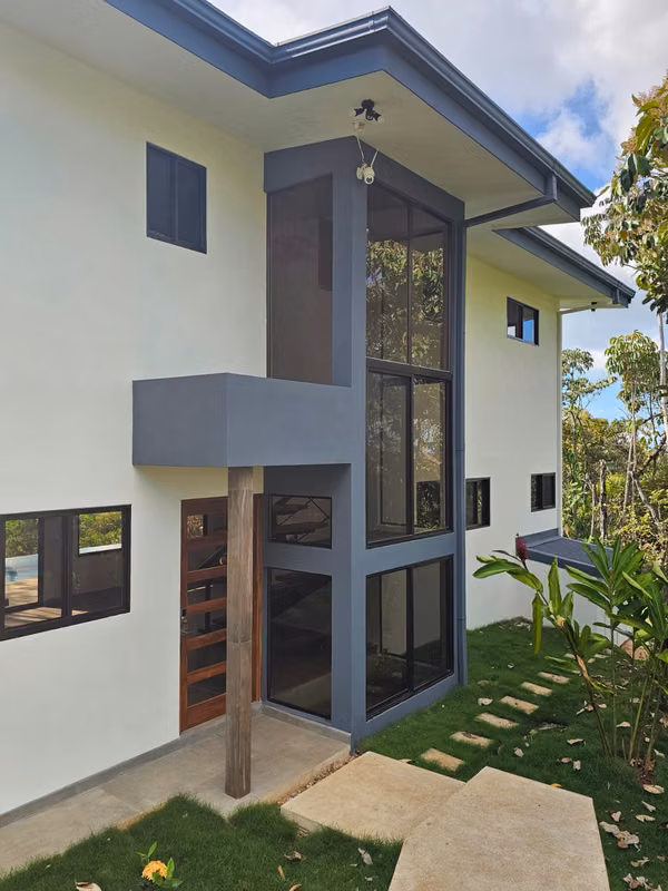 Parrita, Casa con vistas panorámicas al océano y piscina infinita.