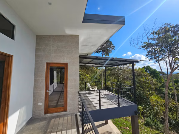 Parrita, Casa con vistas panorámicas al océano y piscina infinita.