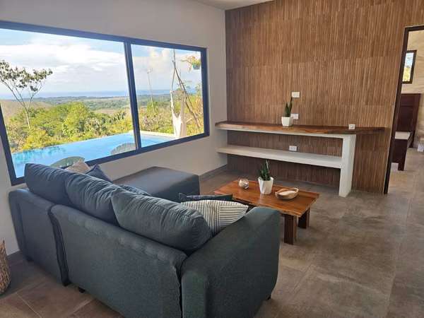 Parrita, Casa con vistas panorámicas al océano y piscina infinita.