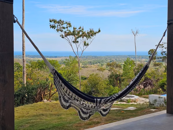 Parrita, Casa con vistas panorámicas al océano y piscina infinita.