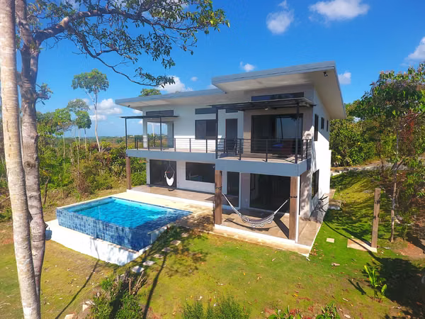 Parrita, Casa con vistas panorámicas al océano y piscina infinita.
