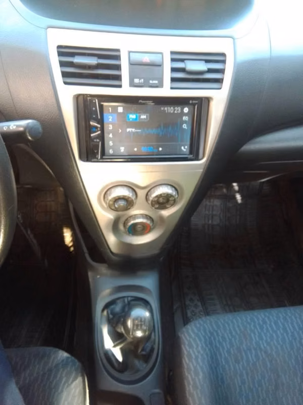 TOYOTA YARIS  2010