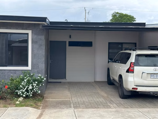 OPORTUNIDAD venta de Casa de un piso en Condominio Robles de Lindora, Pozos de Santa Ana