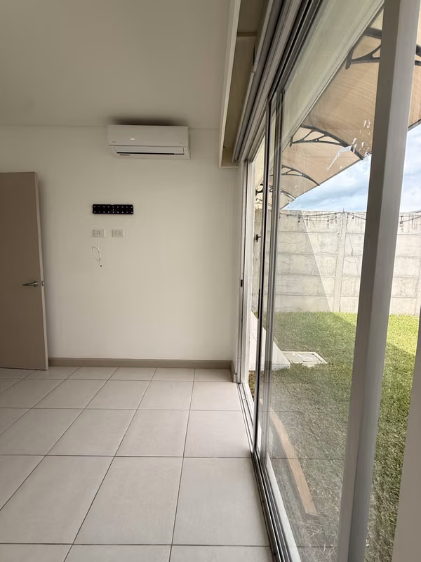 Se Vende Moderna Casa en Condominio Akari Ciruelas Alajuela